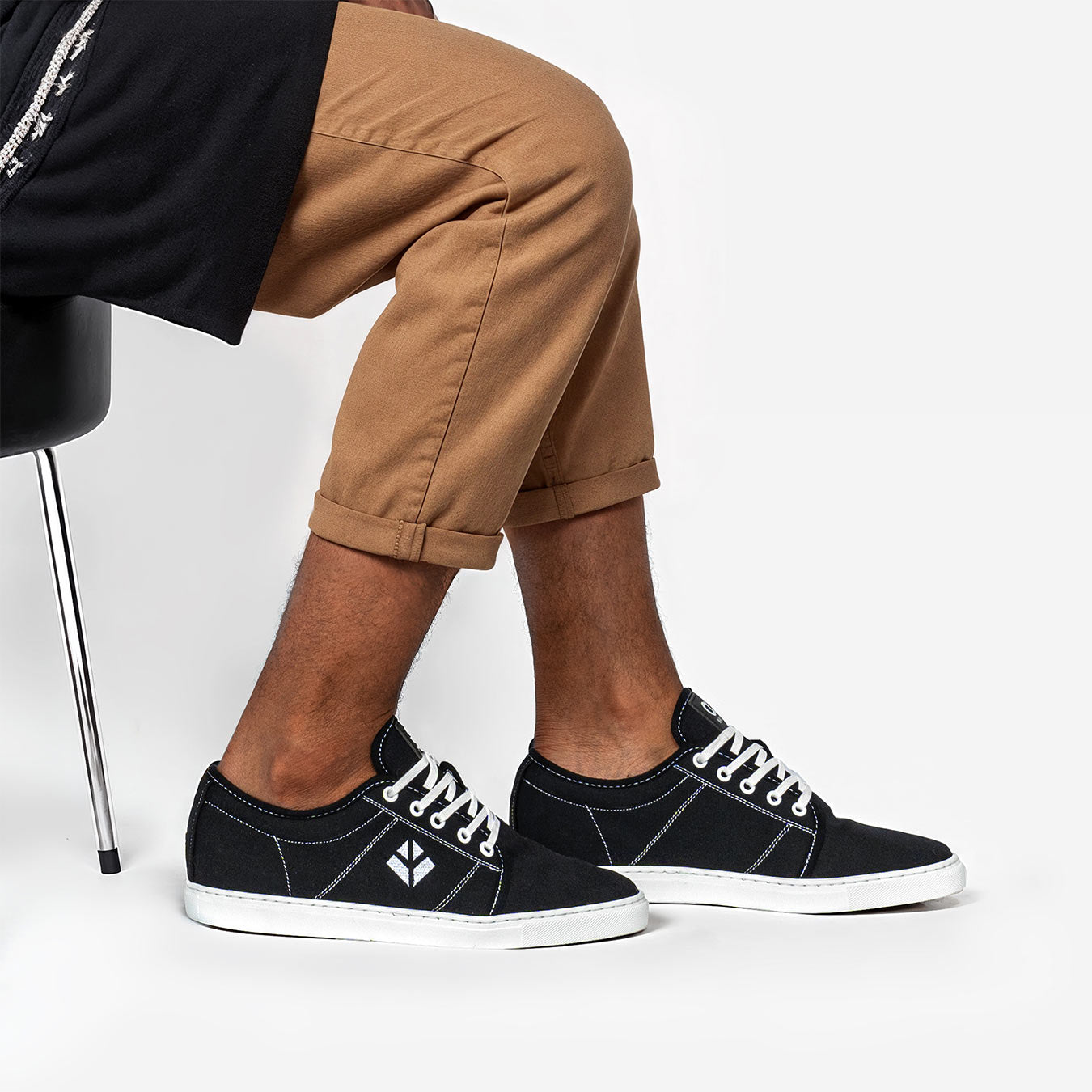 Gaia Sneakers - Black & White