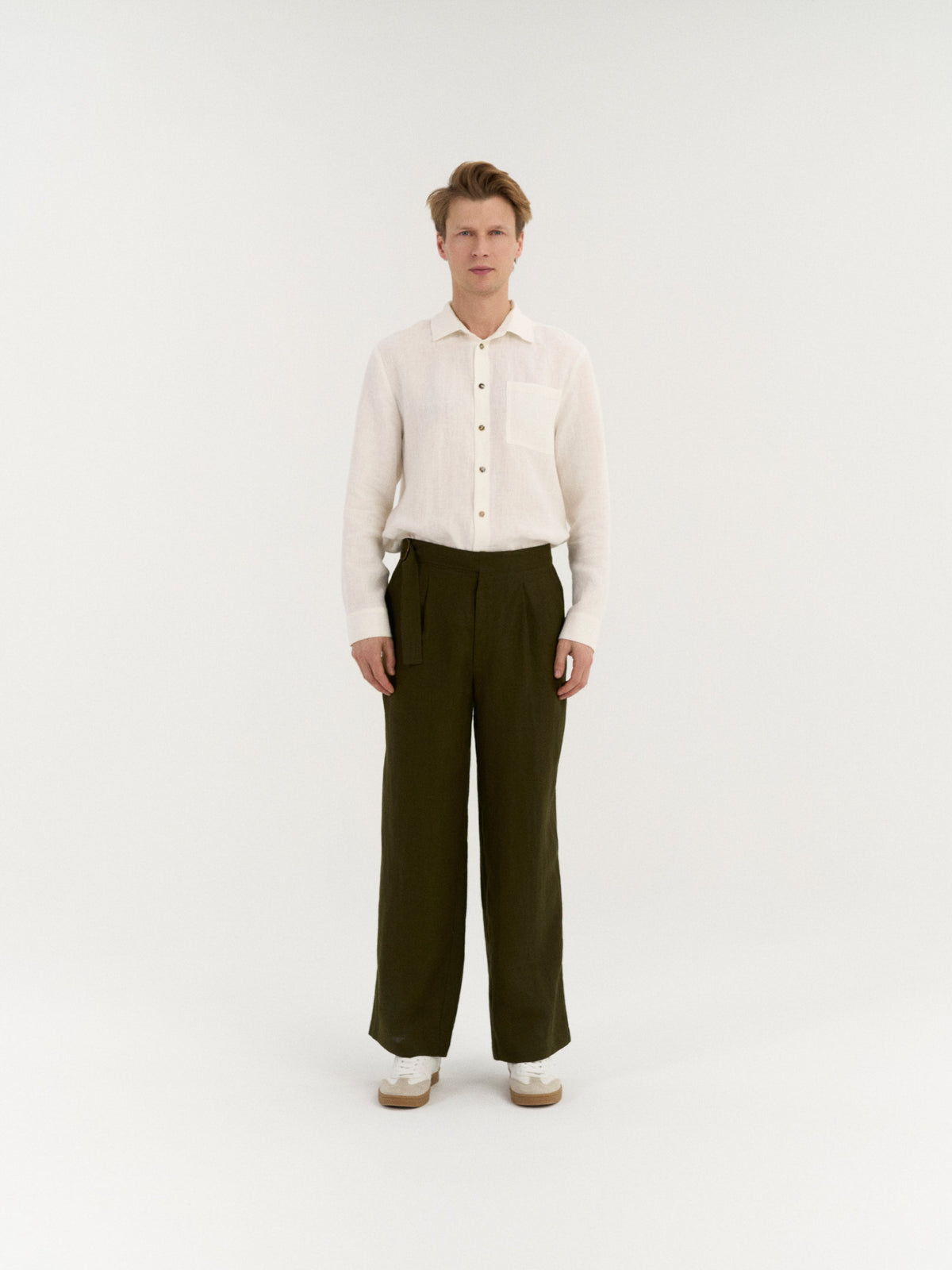 Enzo Herren-Leinenhose mit Bundfalten – Dunkeloliv von AmourLinen – alternative Ansicht