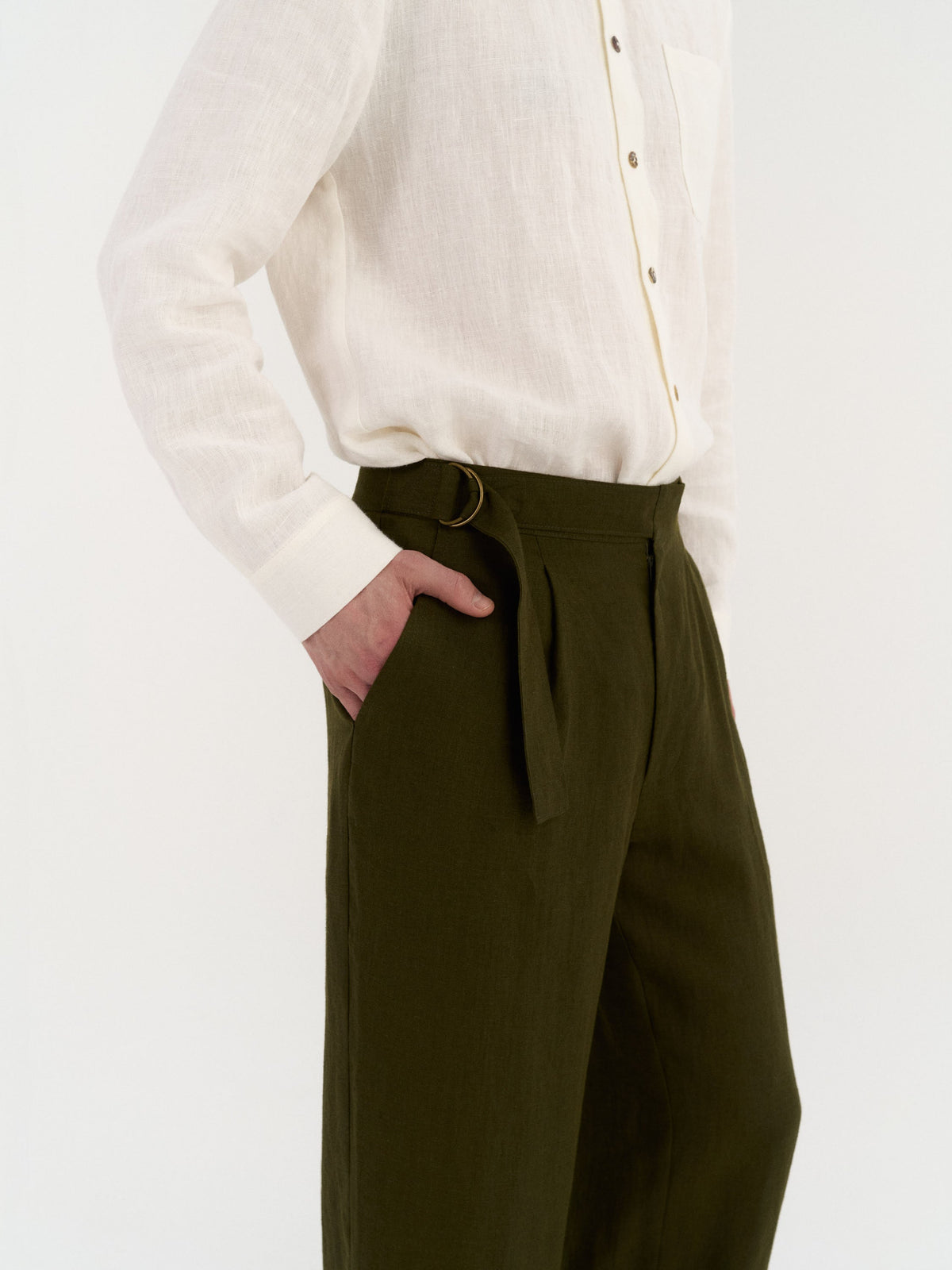 Enzo Herren-Leinenhose mit Bundfalten – Dunkeloliv von AmourLinen aus europäischem Leinen
