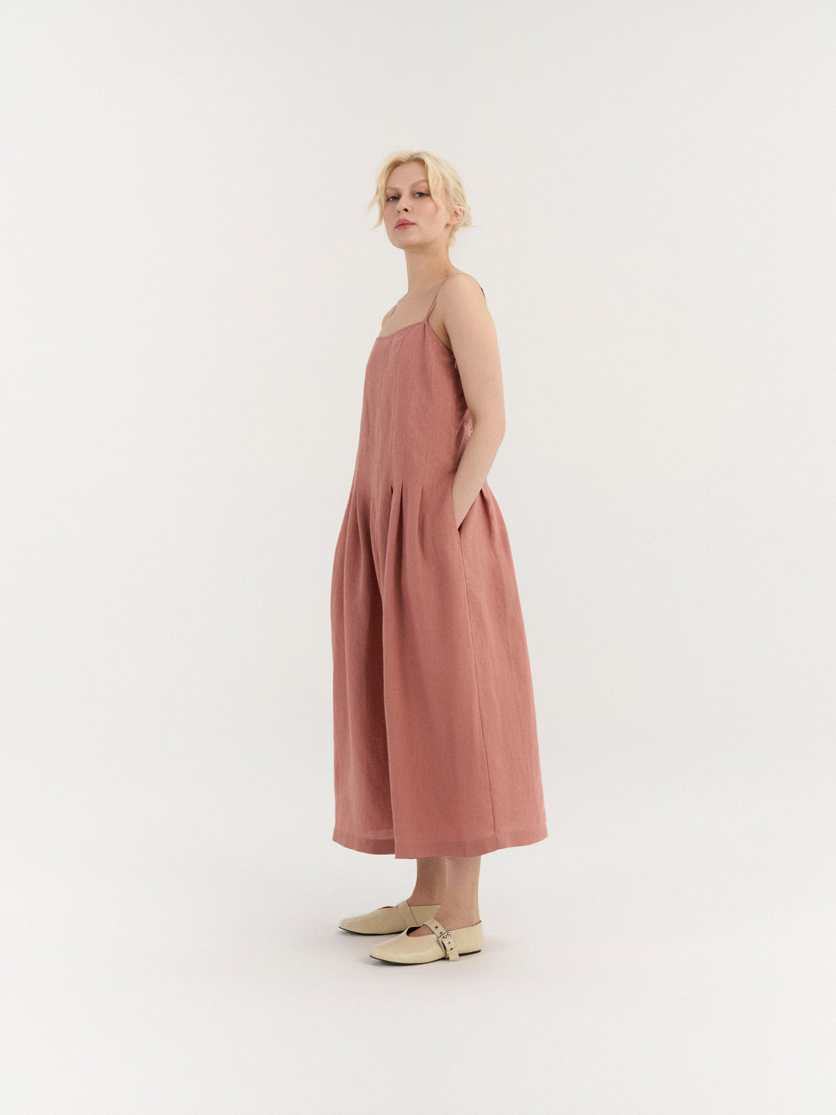 Sarah Kleid mit Falten – Zartrosa von AmourLinen aus europäischem Leinen