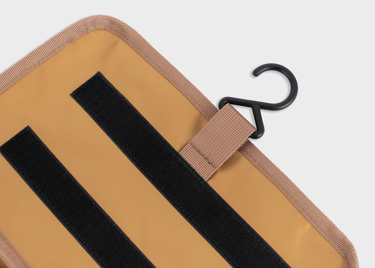 8000Kicks Toilet Bag V2 aus wetterfestem Hanf – Detailaufnahme von Reißverschluss und Griff