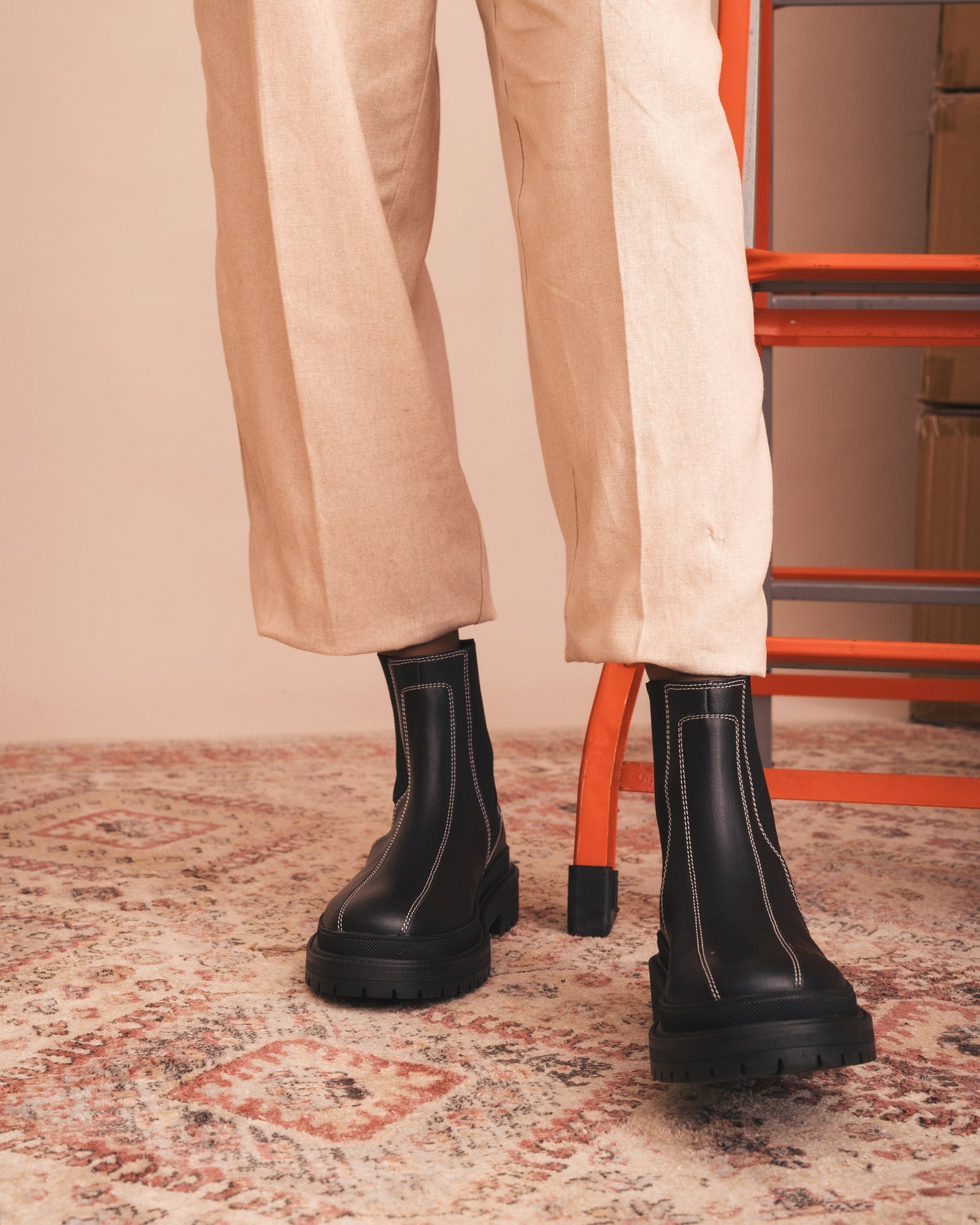 ABRIL - Schwarze Vegane Unisex Chelsea Boots mit markanter Sohle