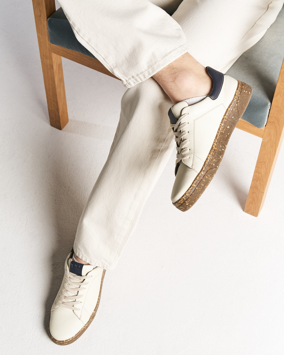 JACOB Vegane Sneakers in Beige & Marineblau aus Apfel- & Maisleder
