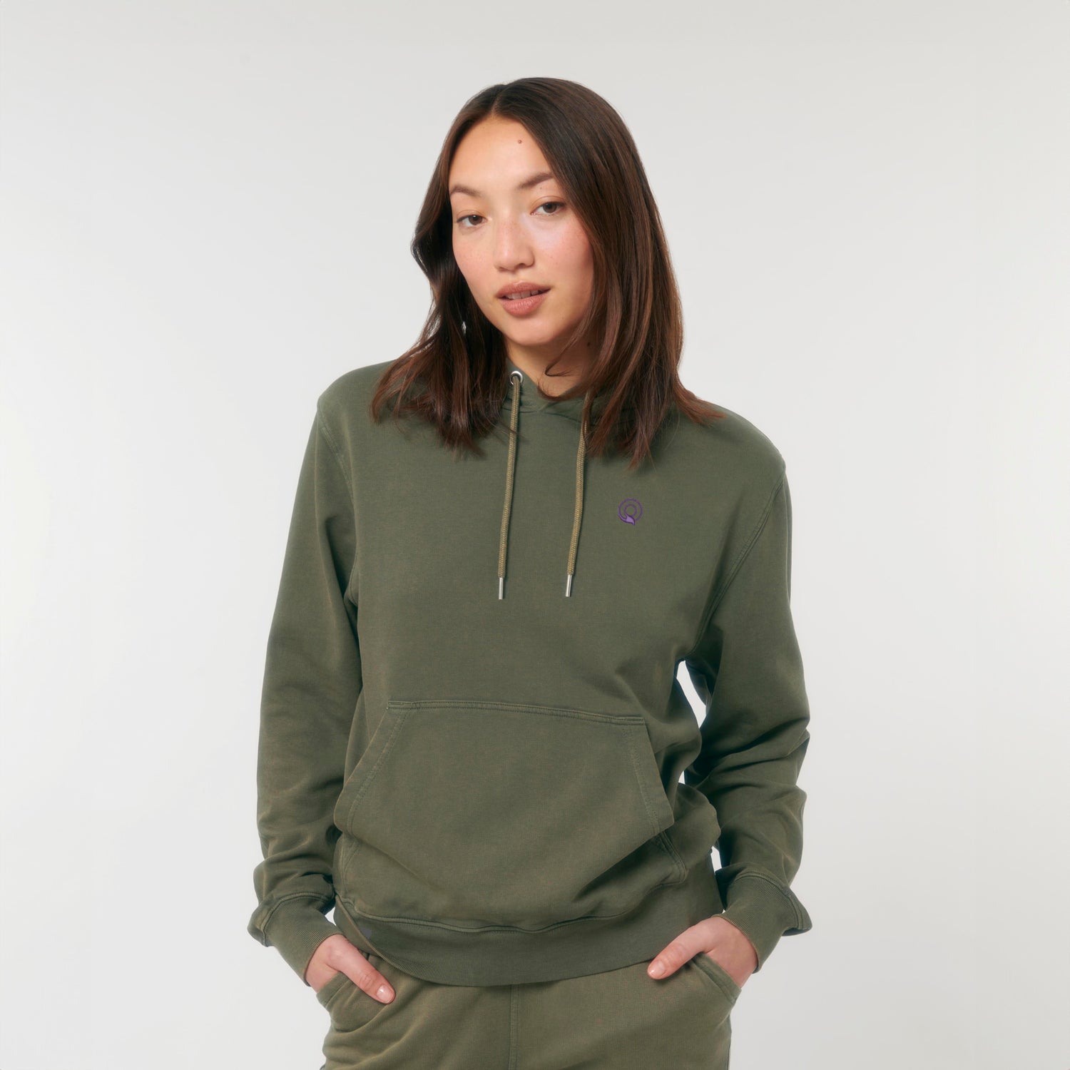 Model trägt grünen NEW WORLD GUARDIANS VINTAGE Hoodie aus 100 % Bio-Baumwolle, nachhaltiger Unisex Hoodie im Vintage Look, 5 Farben