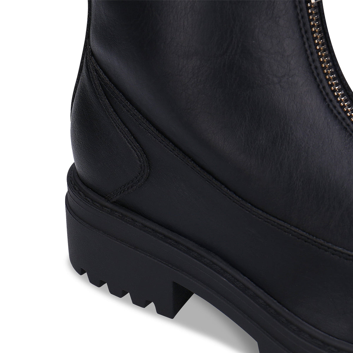 BECCA schwarze vegane Damen-Stiefeletten – Detailaufnahme von Reißverschluss und Blockabsatz