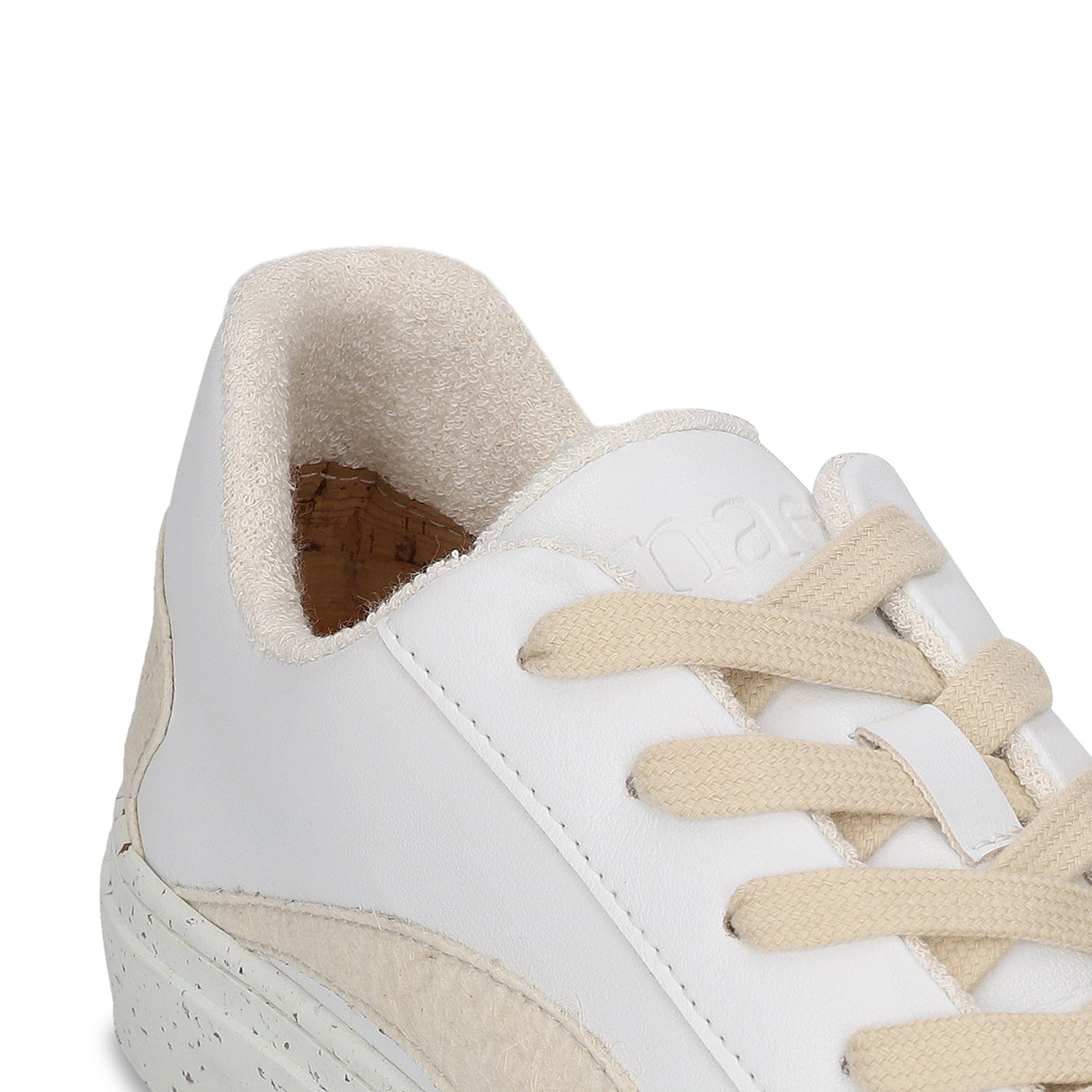 Vegane weiße Low-Top Sportschuhe Trainer aus Apple Skin Piñatex recycelter Gummi