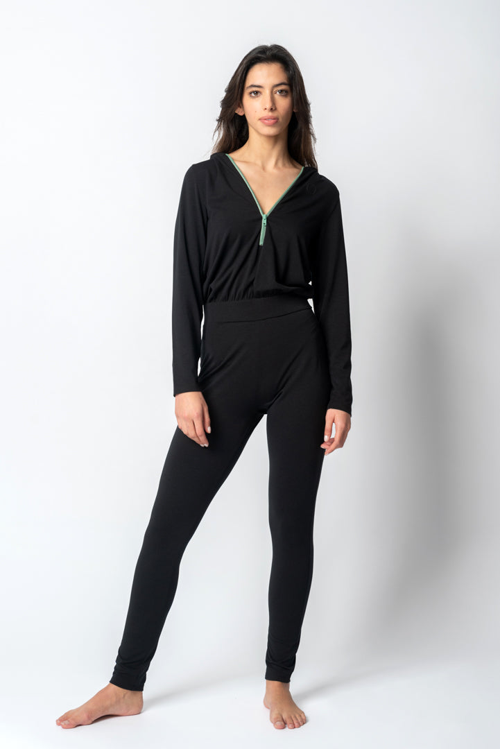 Schwarzer Jumpsuit mit Kapuze und Frontreißverschluss – Bernardette