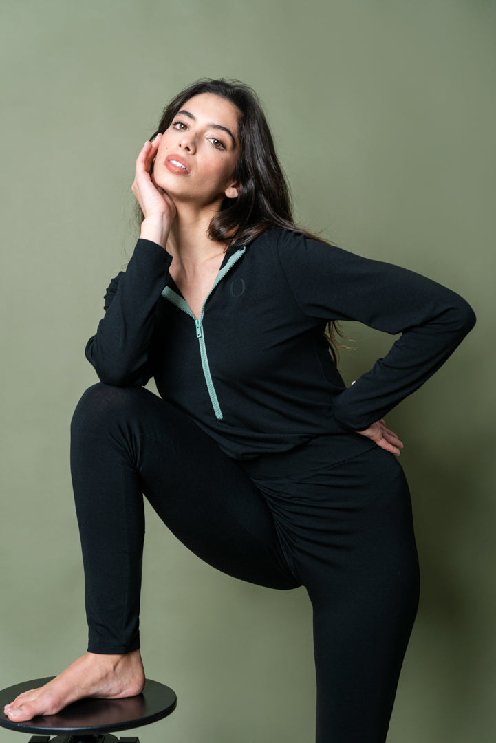 Schwarzer Jumpsuit mit Kapuze und Frontreißverschluss – Bernardette