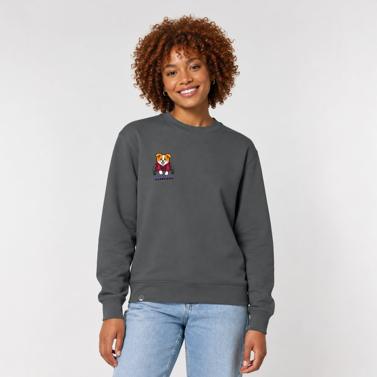 NEW WORLD GUARDIANS Kobold Guardians Unisex-Sweatshirt aus Bio-Baumwolle in Anthrazit – getragen in Vorderansicht