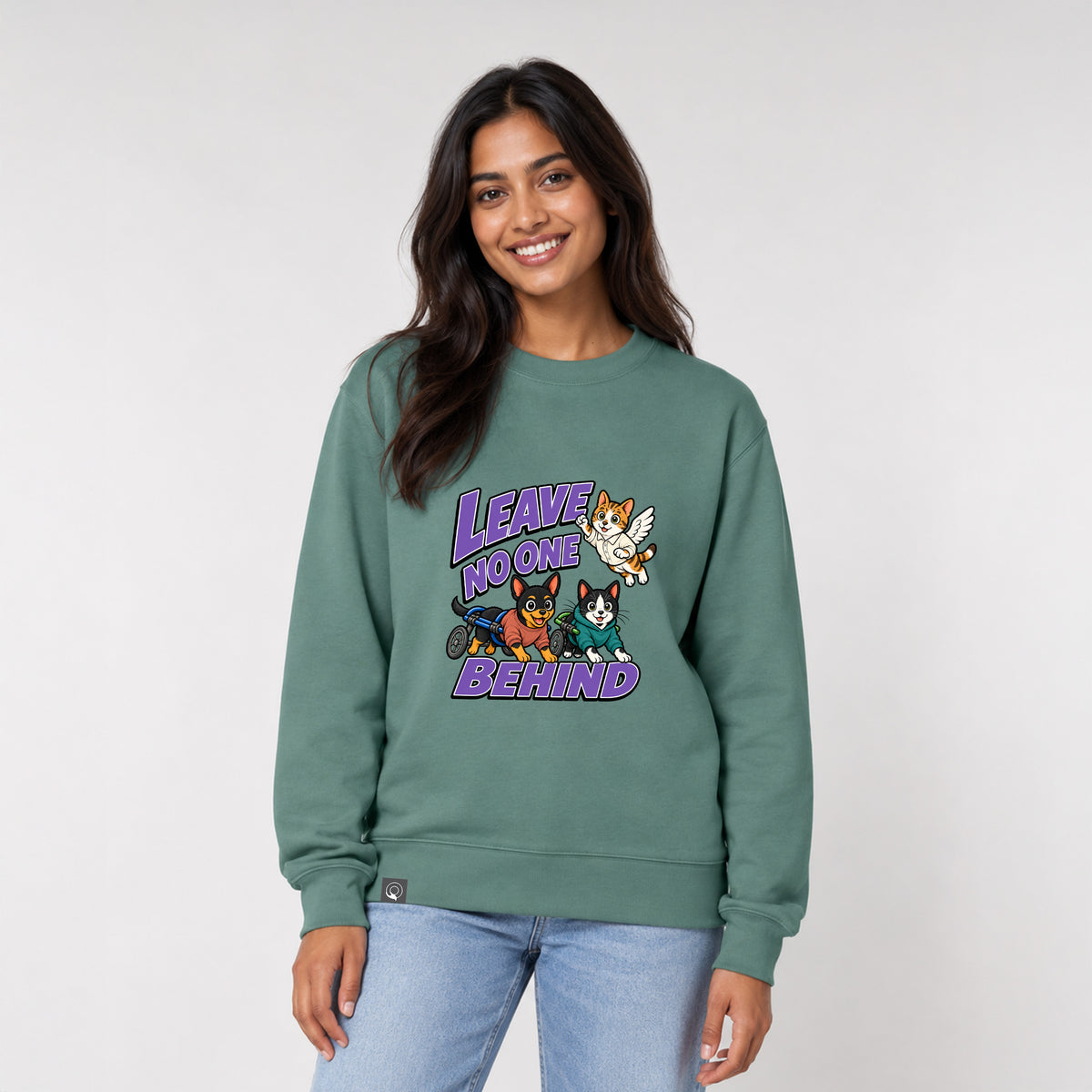 NEW WORLD GUARDIANS Leave No One Behind Unisex-Sweatshirt aus Bio-Baumwolle in Grün – getragen in Vorderansicht