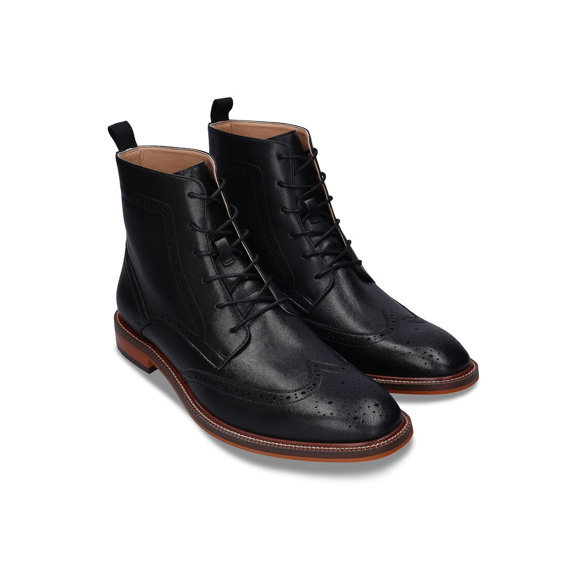 Paar schwarze Lederstiefel auf weißem Hintergrund