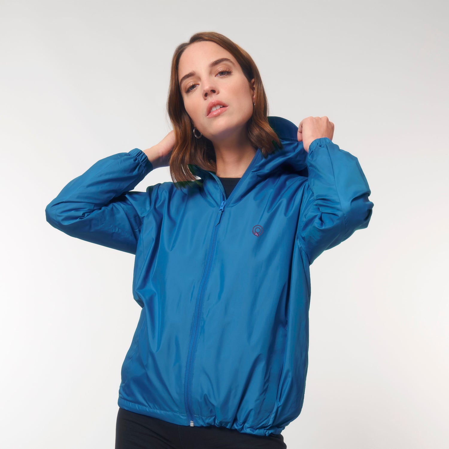 Model trägt eine blaue NEW WORLD GUARDIANS GUARDIAN Multifunktionsjacke aus 100 % recyceltem Polyester, nachhaltige Unisex Outdoorjacke in 10 Farben
