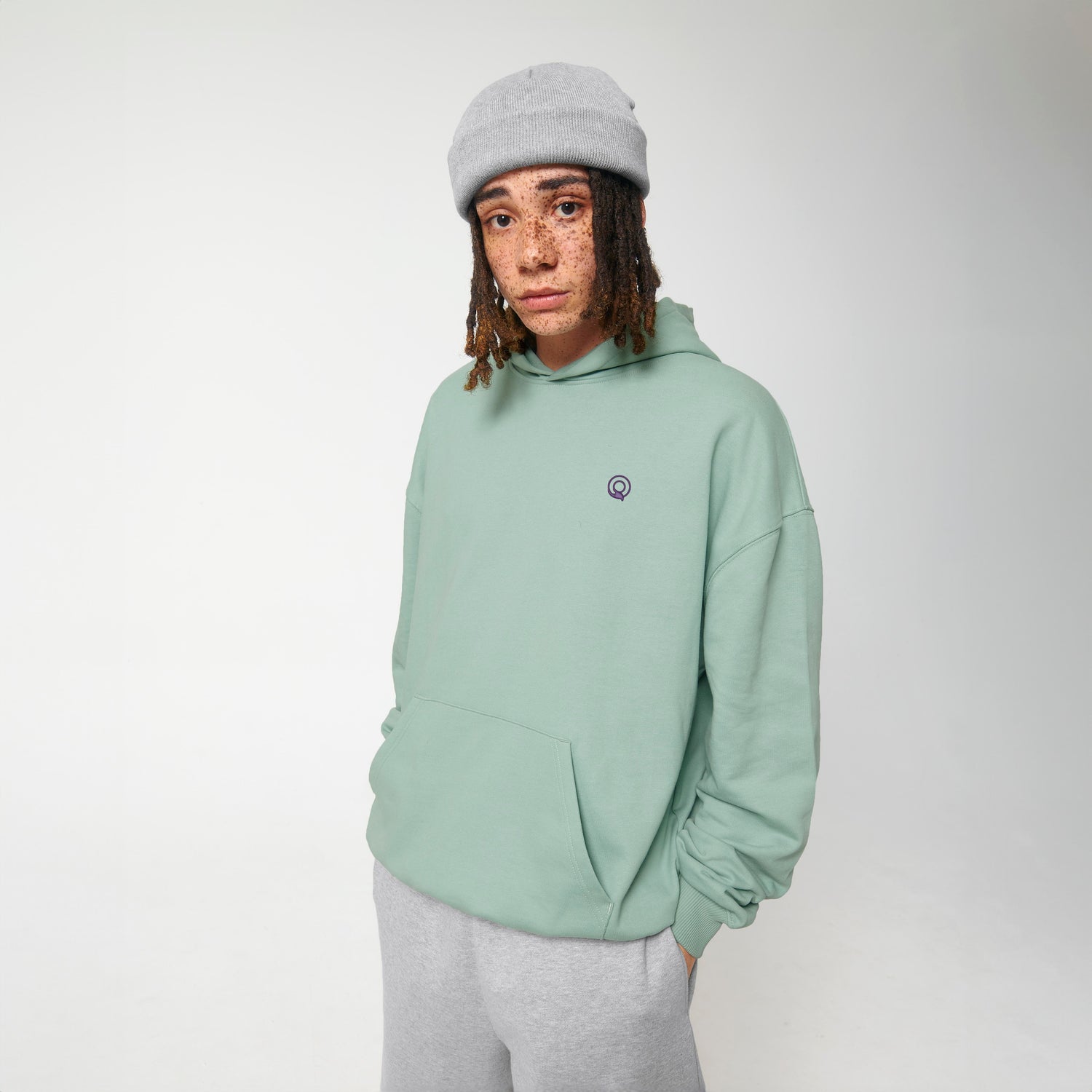 Model trägt zeitlosen Hoodie aus GOTS-zertifizierter Bio-Baumwolle, langlebig, fair und bewusst nachhaltig produziert