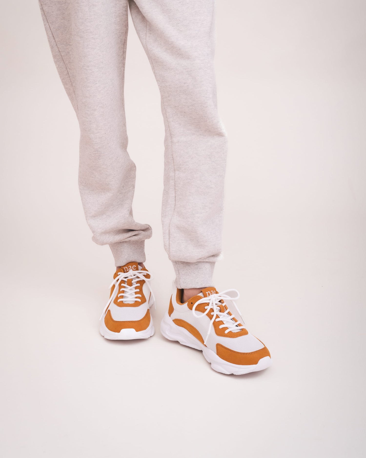 Veganska unisex sneakers gula – lätta sportskor i återvunnen PET
