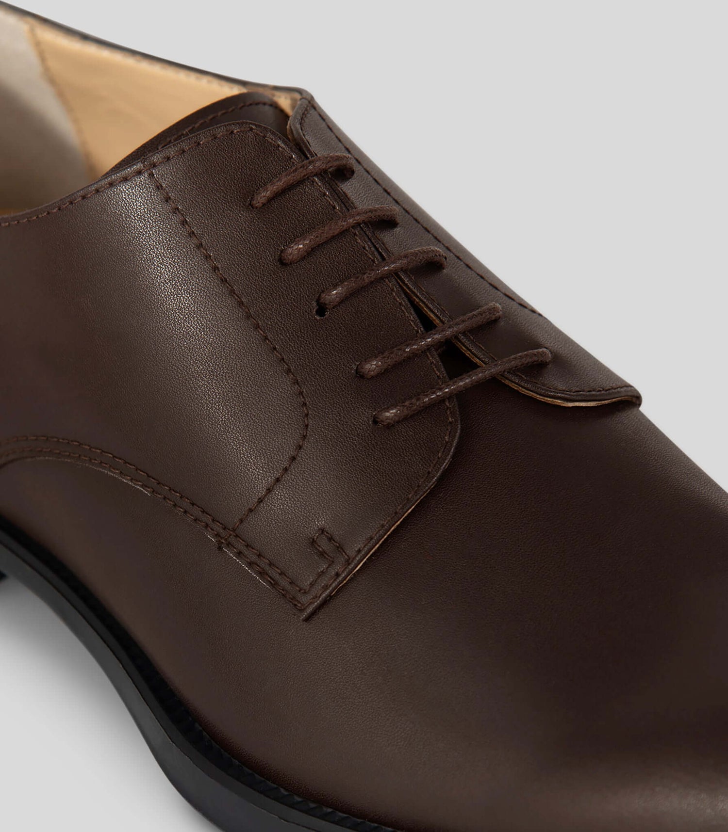 Vegan Derby - Man showing a brown shoe with open lacing and Blake Construction for a versatile style.