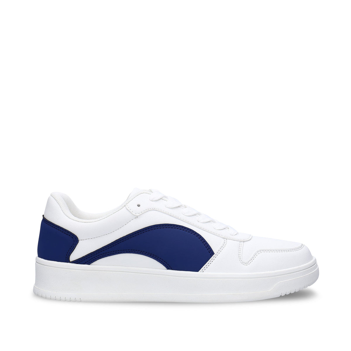 DOKA Blue veganer Sneaker, Seitenansicht – veganer Unisex-Court-Sneaker in Weiß mit kräftigem, blauem, geschwungenem Einsatz