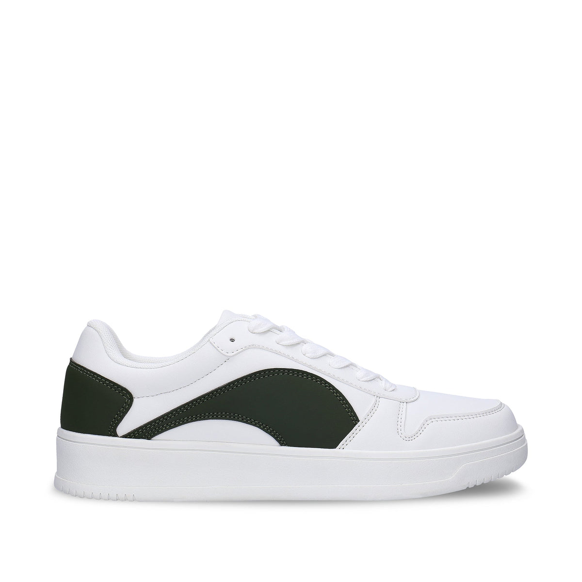 DOKA Green veganer Sneaker, Seitenansicht – veganer Unisex-Court-Sneaker in Weiß mit tiefgrünem, geschwungenem Einsatz