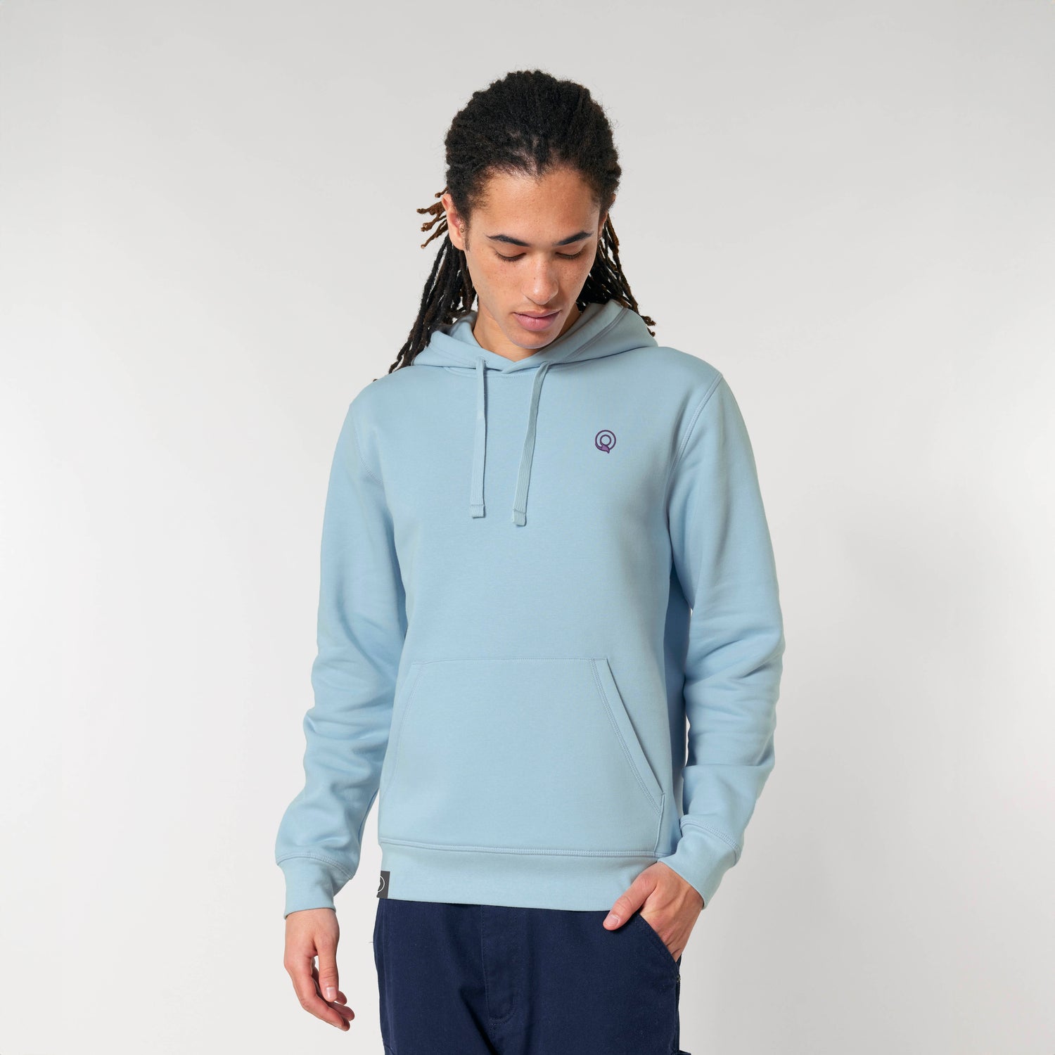 Model trägt blauen NEW WORLD GUARDIANS EARTH Hoodie aus Bio-Baumwolle & recyceltem Polyester, nachhaltiger Unisex Kapuzenpullover in 16 Farben