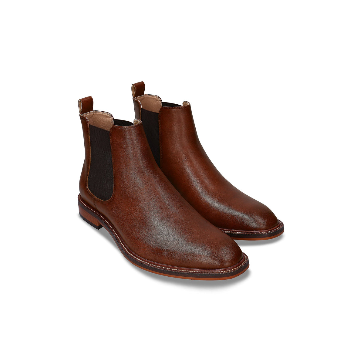 Ein Paar braune Chelsea-Stiefel aus Leder auf weißem Hintergrund