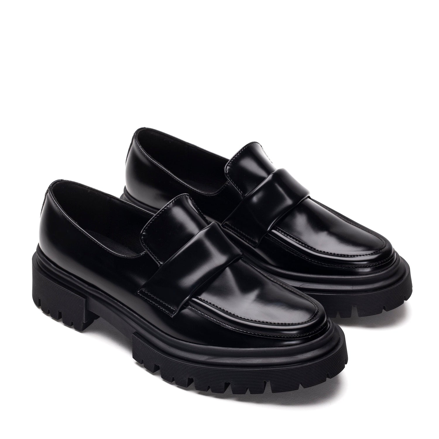 Zapato vegano mocasín moderno negro con suela chunky y forro transpirable