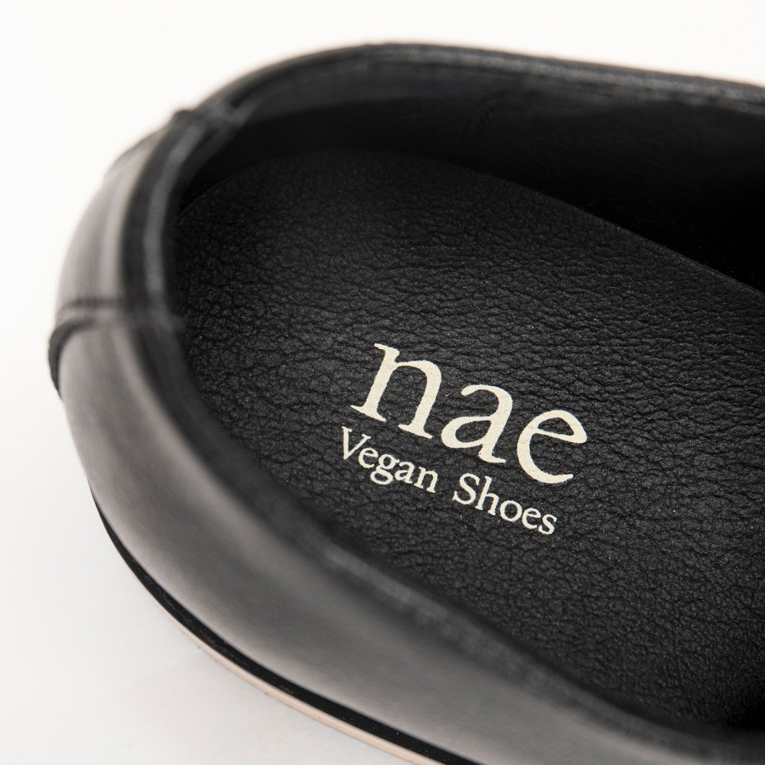 Vista superior de zapatos veganos planos con logo en la plantilla | NAE Vegan Shoes