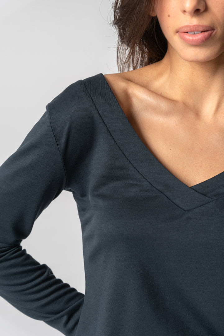 Blue V-Neck Sweatshirt in TENCEL™ Lyocell – Lenora – close-up detail