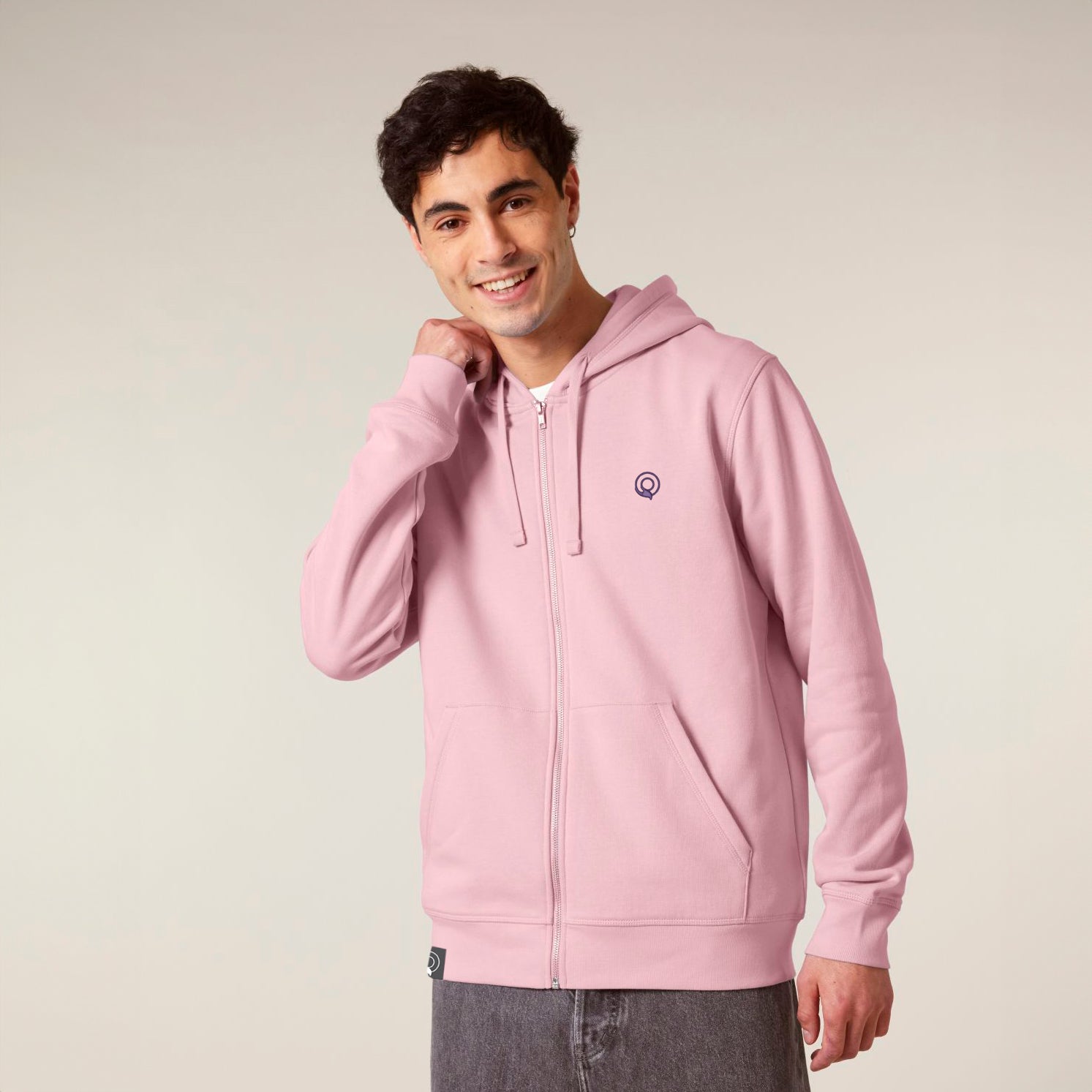 Model trägt pinken NEW WORLD GUARDIANS EARTH Zip Hoodie aus Bio-Baumwolle und recyceltem Polyester, nachhaltiger Unisex Hoodie in 12 Farben erhältlich