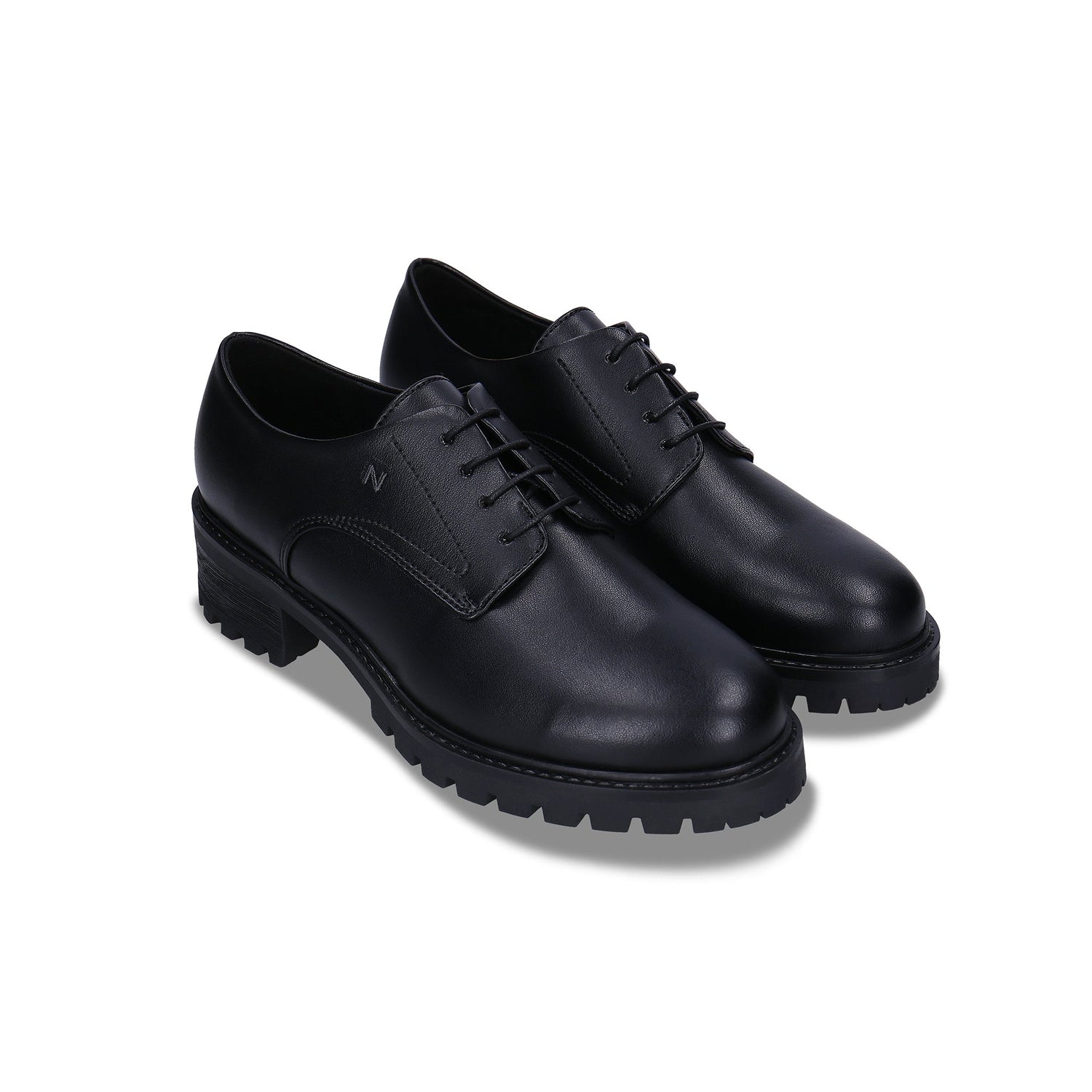 Chaussures véganes noires pour femme plates derby faites en cuir de pomme | NAE