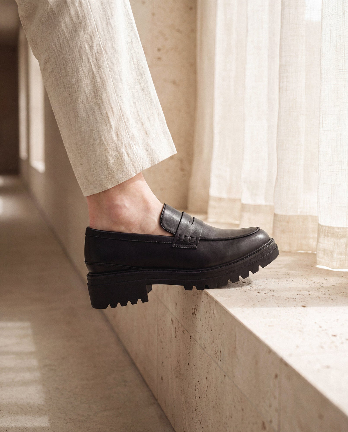 BRENDA schwarze vegane Penny-Loafer für Damen – Detailaufnahme der markanten Profilsohle