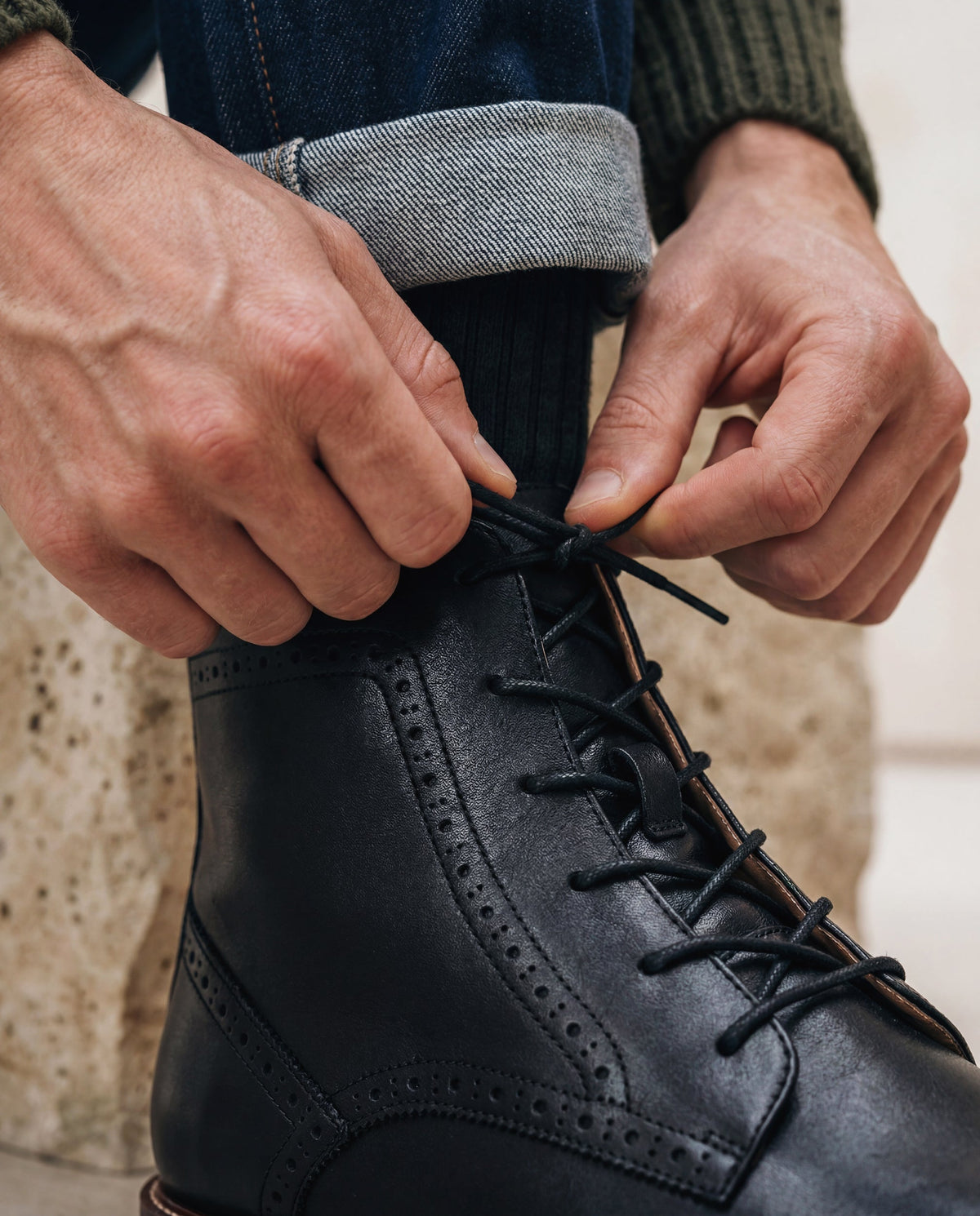 CHASE Schwarze vegane Brogue-Stiefelette nach männlichem Vorbild – ethische Herrenstiefelette ganz in Schwarz