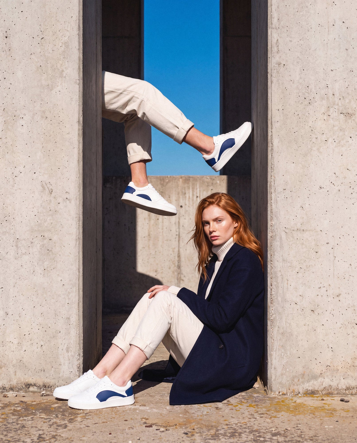 DOKA blaue vegane Court-Sneaker – Unisex-Trageaufnahme
