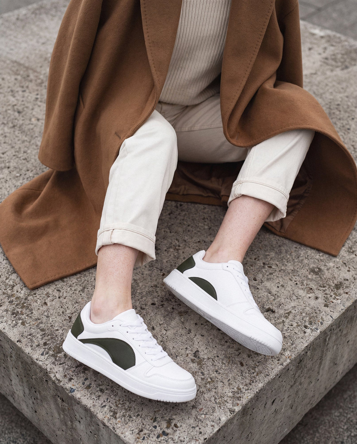 DOKA grüne vegane Court-Sneaker – Detailaufnahme in Weiß und Grün