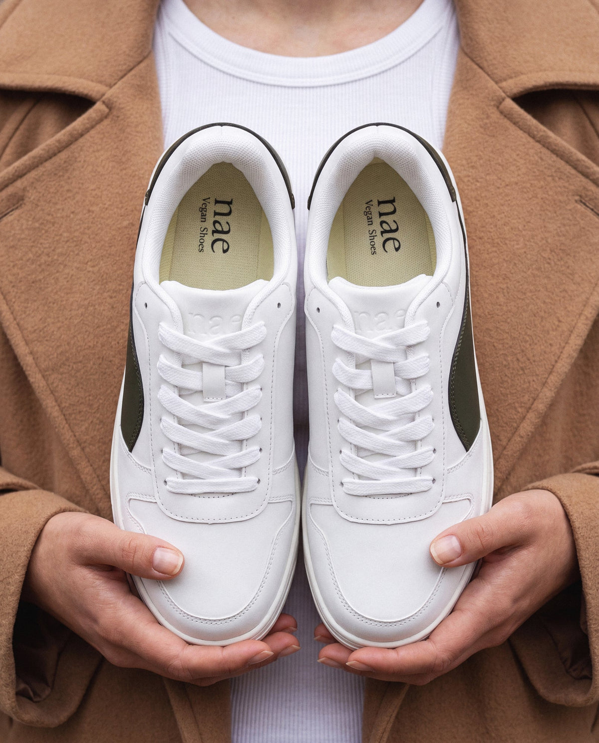 DOKA grüne vegane Court-Sneaker – Trageaufnahme mit grünem Seiteneinsatz