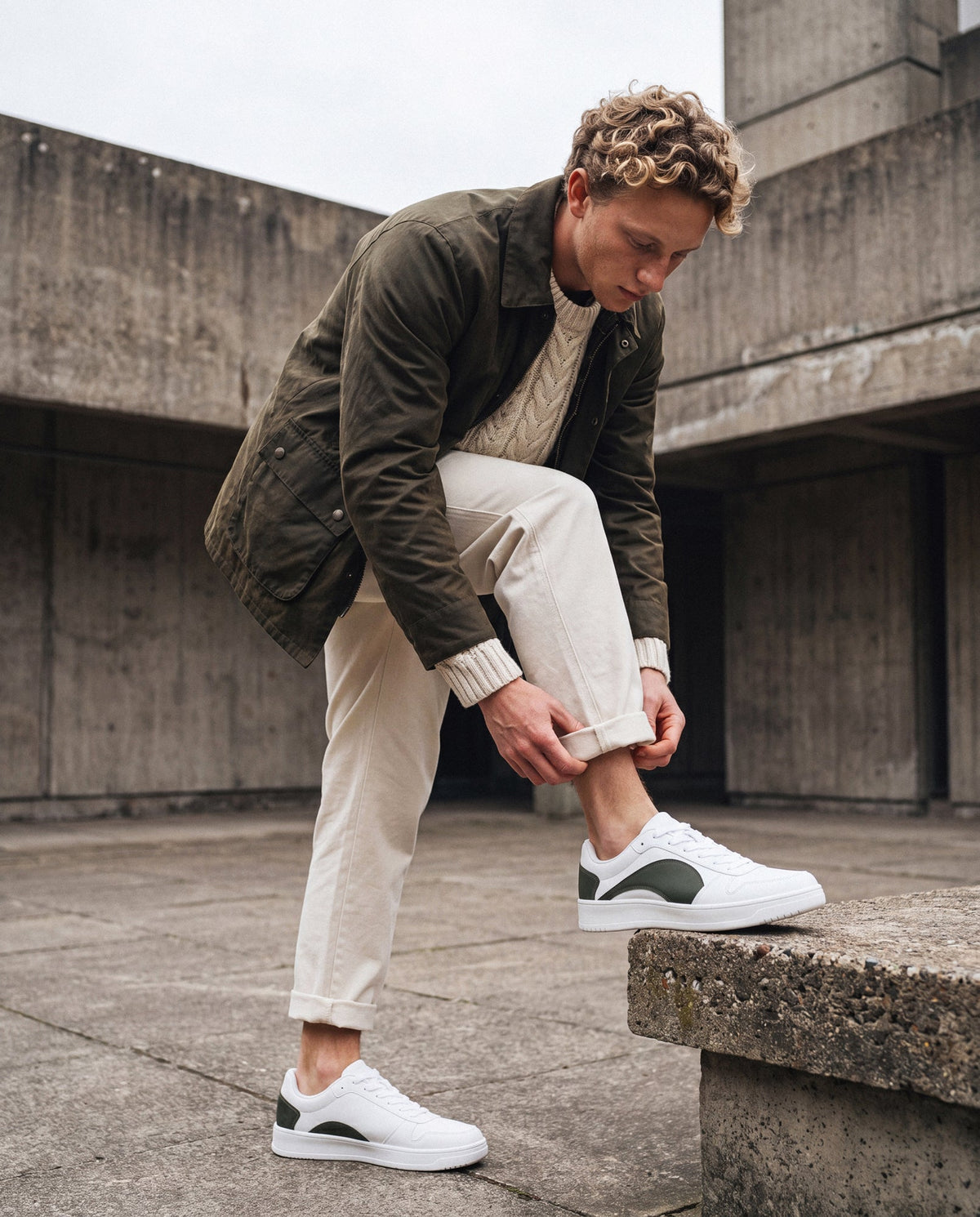 DOKA grüne vegane Court-Sneaker – von einem Mann getragen