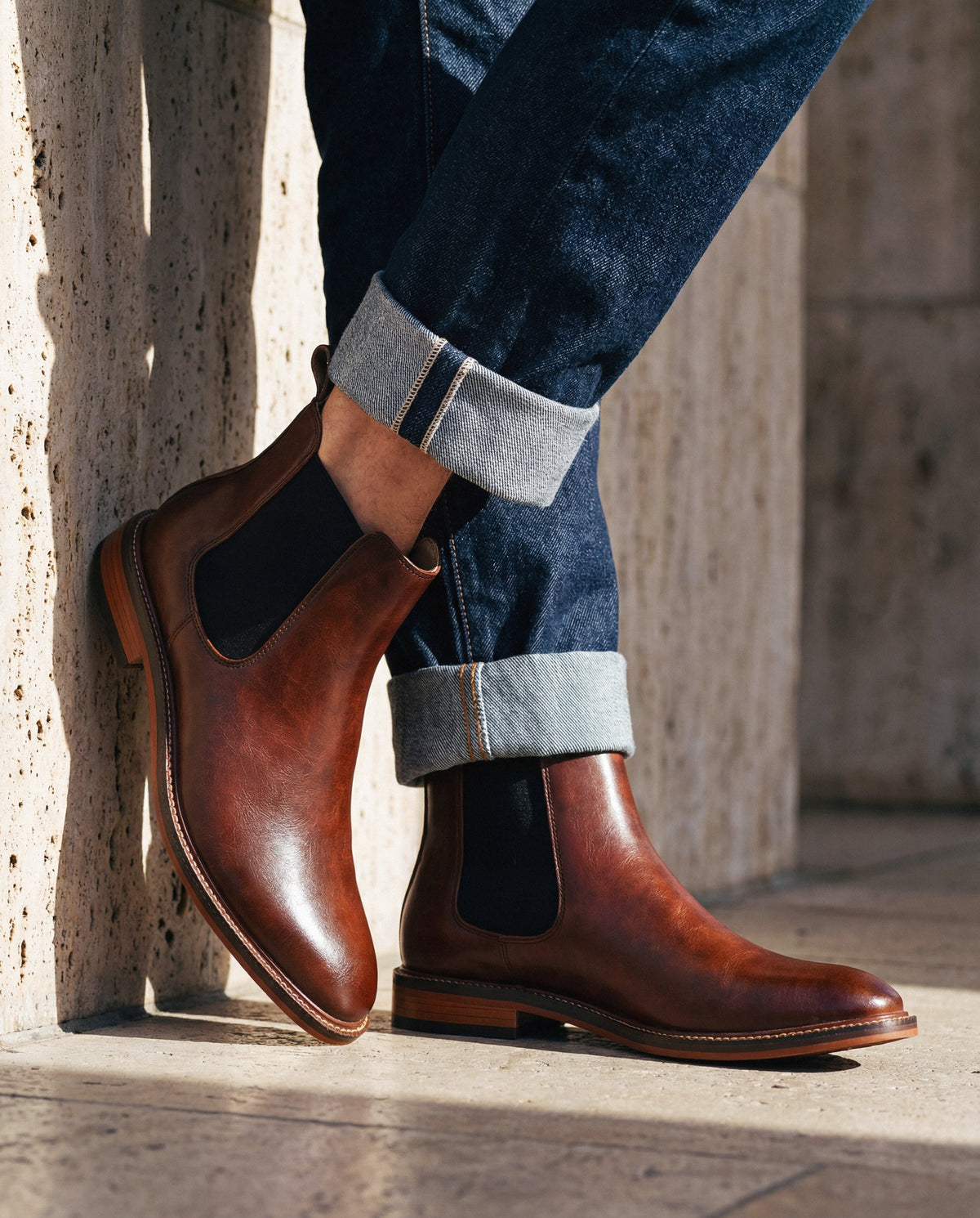 Braune vegane Lederstiefel, Mann trägt Jeans