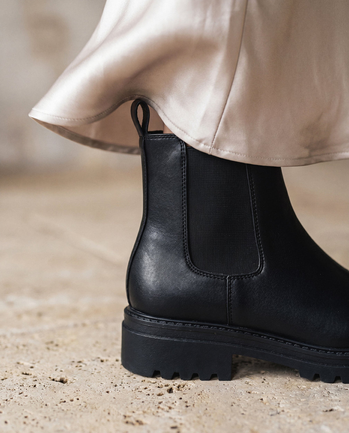 Detail schwarzer veganer Chelsea-Stiefel für Damen mit elastischem Panel NAE