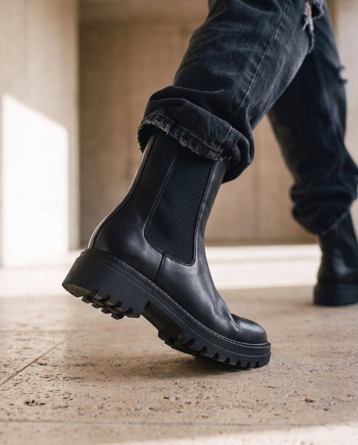 Halbhohe Chelsea-Stiefel für Damen aus schwarzem veganem Leder mit gerippter Sohle