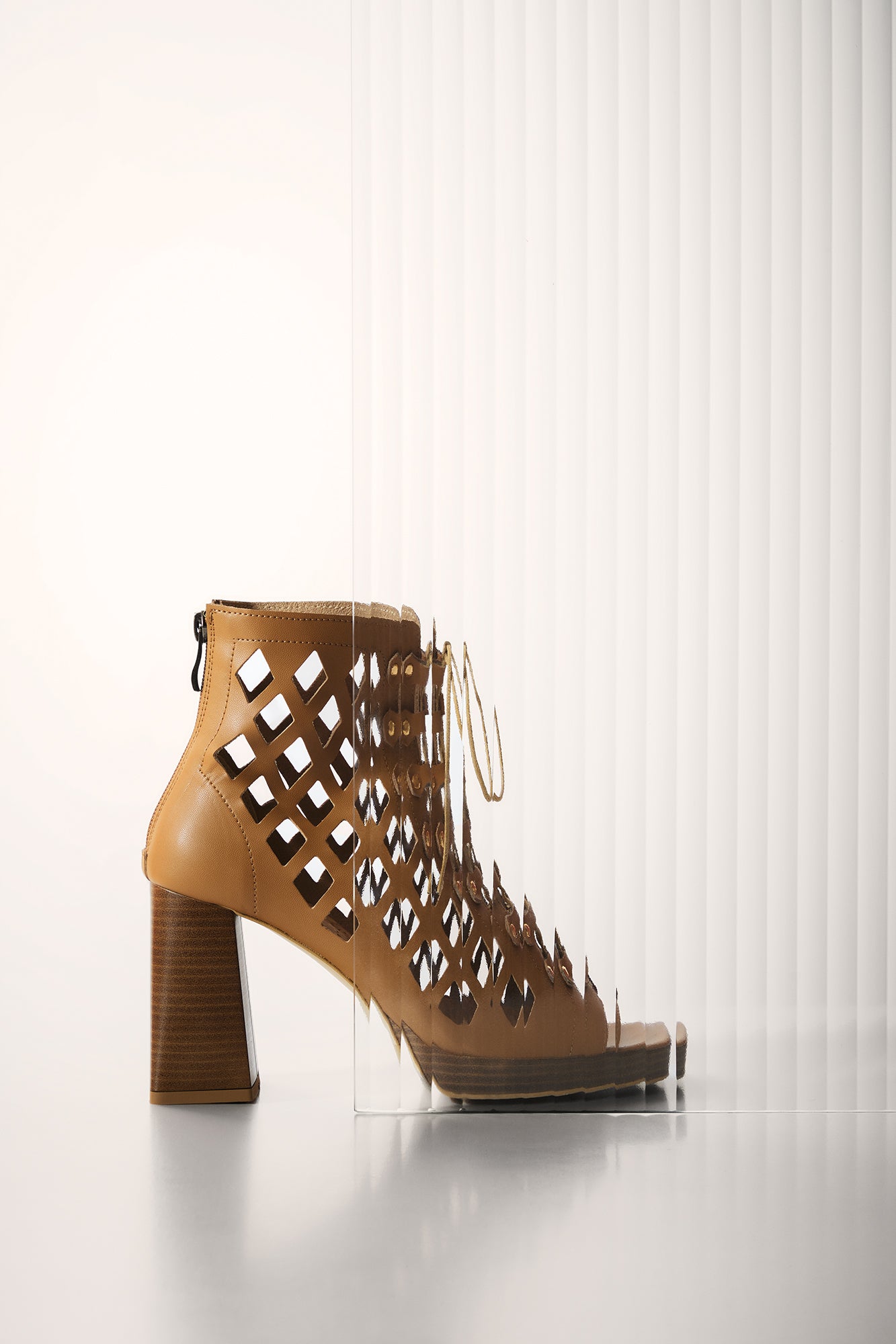 Braune Vegane Blockabsatz-Sandalen mit Cutouts aus Pilzleder