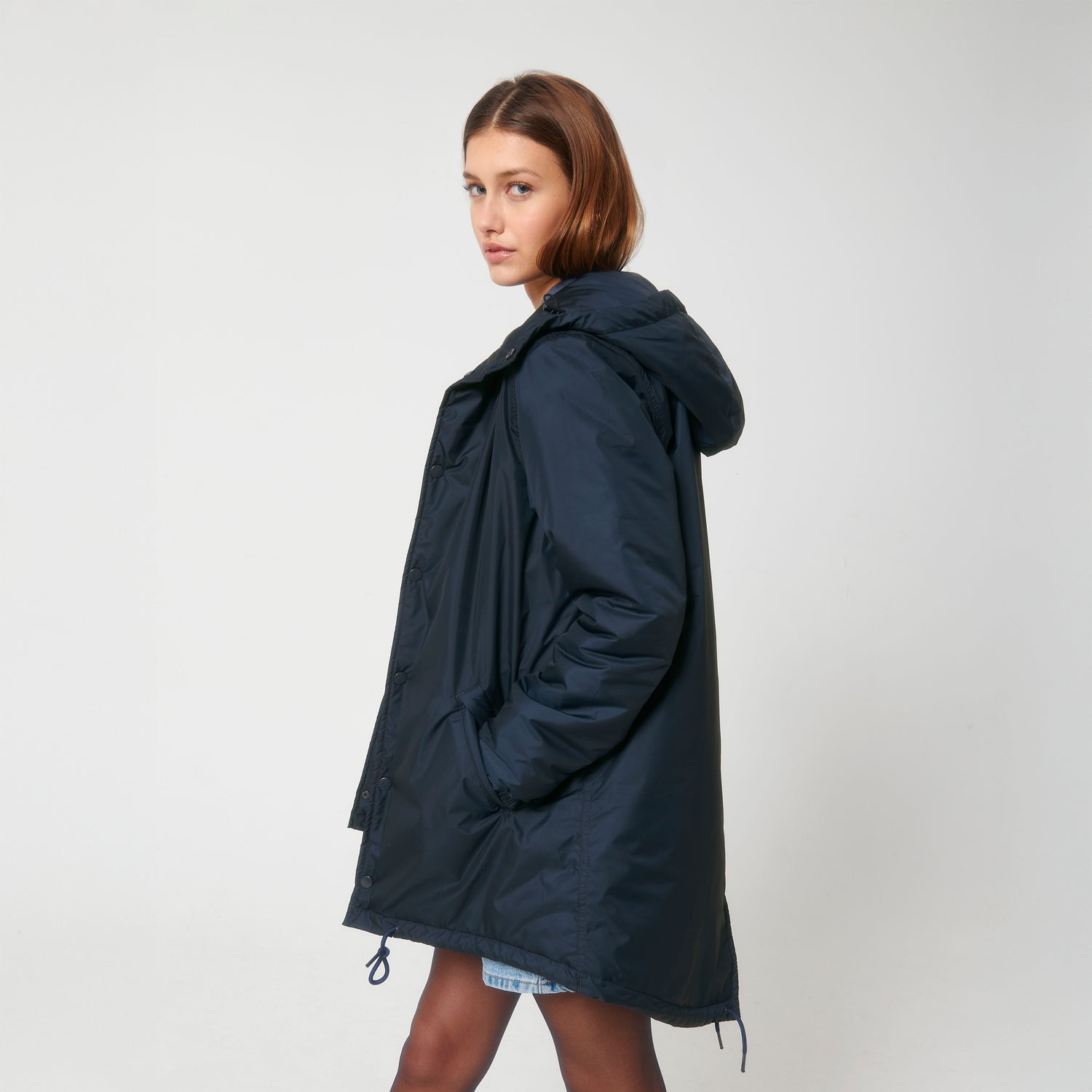 Model trägt einen blauen zeitloser Unisex Winterparka aus recyceltem Polyester, warm, langlebig und bewusst nachhaltig