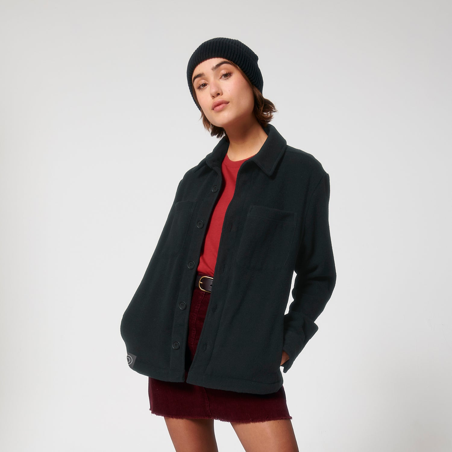 Frau trägt eine blaue nachhaltige Overshirt Jacke mit Brust- und Seitentaschen, Knopfleiste und legerer Passform, vegan und tierleidfrei
