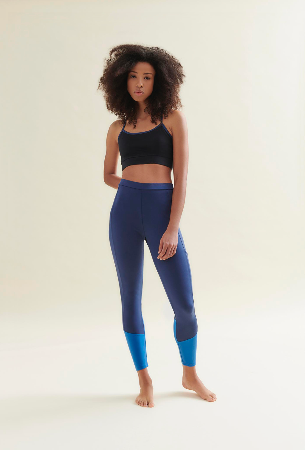 Sustainable black sports bra and eco-friendly blue leggings with a gradient design. Perfect for yoga & pilates outfit!