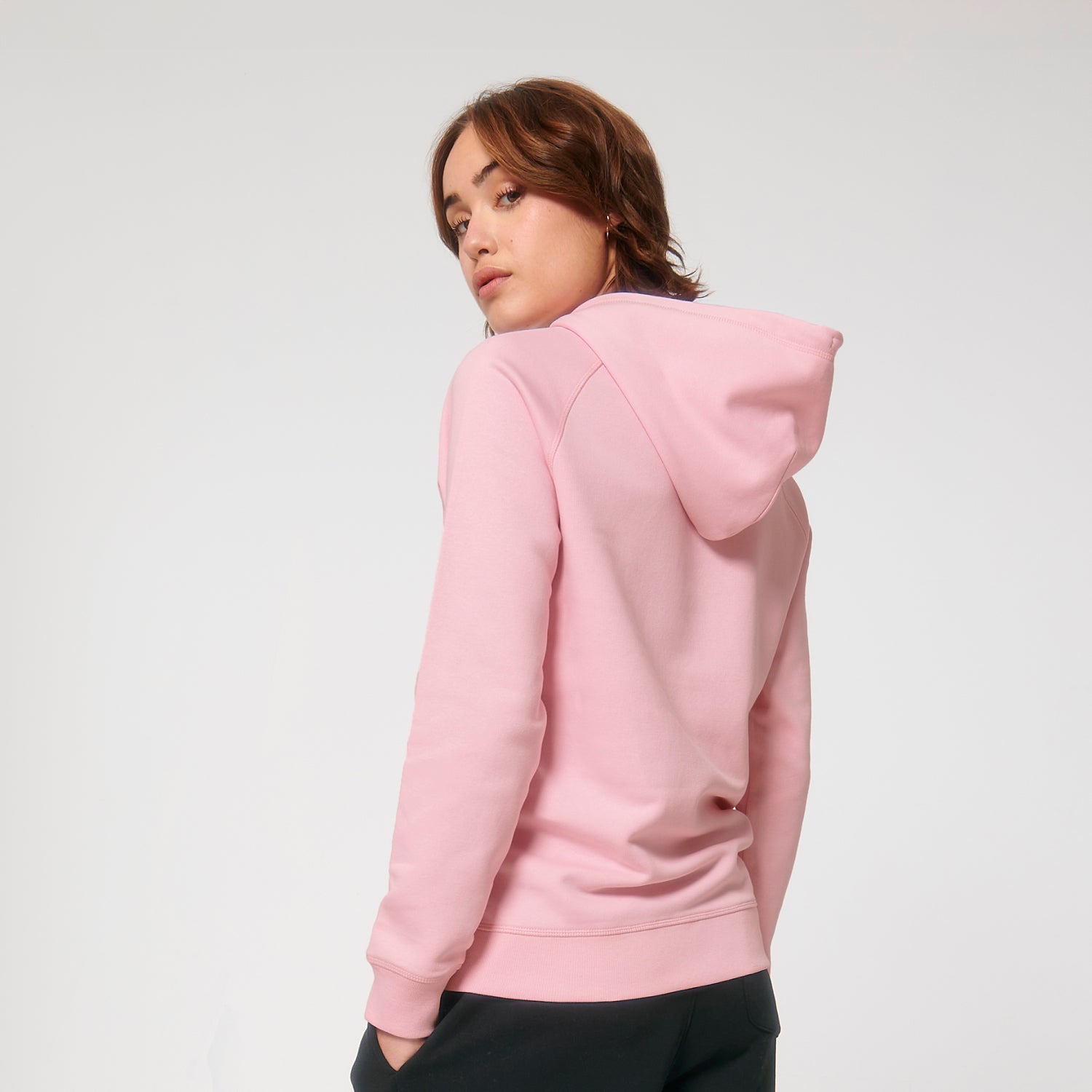 Model wears pink NEW WORLD GUARDIANS GUARDIAN Hoodie aus Bio-Baumwolle & recyceltem Polyester, nachhaltiger Unisex Hoodie in 11 Farben