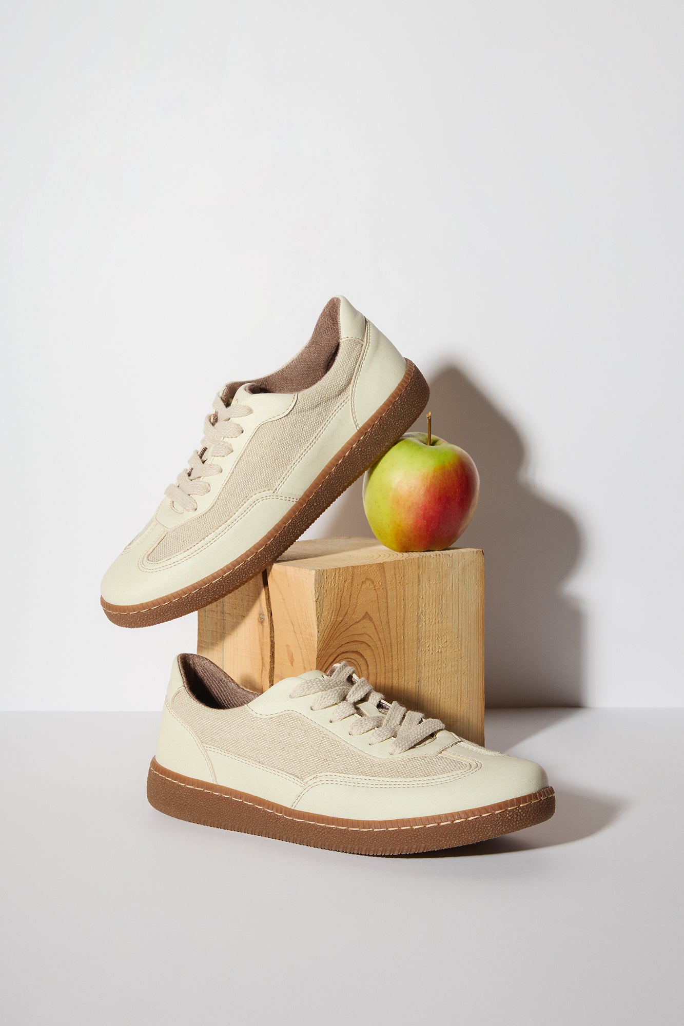 NOMAD SUN | Beige Vegane Sneaker aus Apfelleder & Leinen