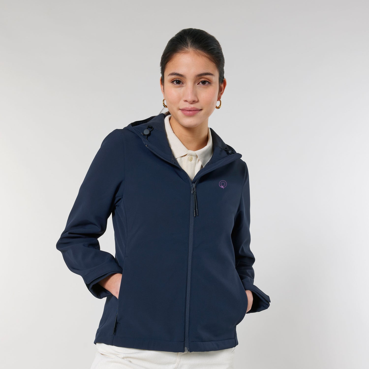 Model trägt Damen Softshelljacke mit wasserabweisendem, winddichtem und atmungsaktivem Material, nachhaltig und vegan in dunkelblau