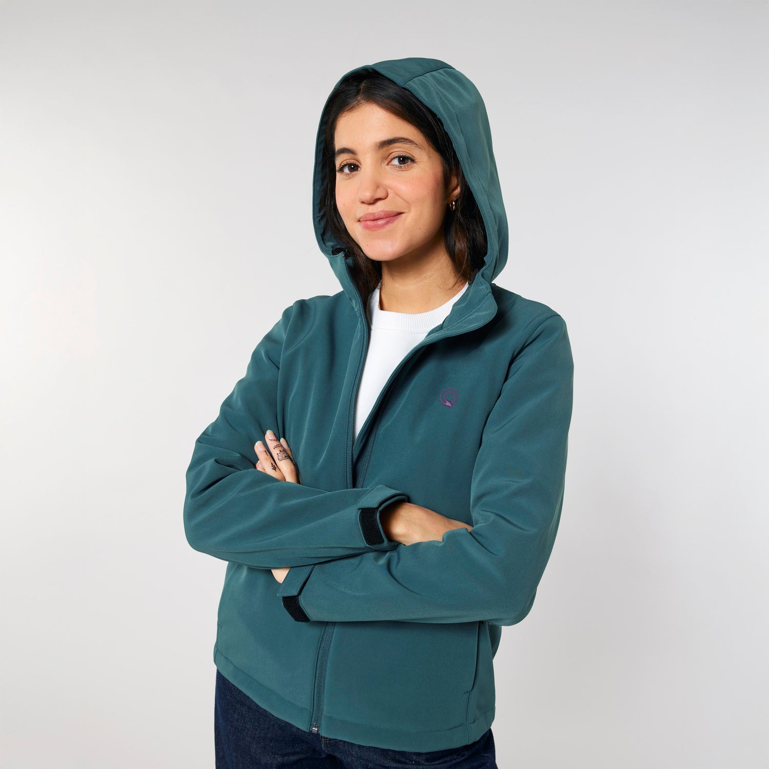 Model wears eco-friendly women’s softshell jacket with tailored fit, breathable and water-repellent, available in 4 colors