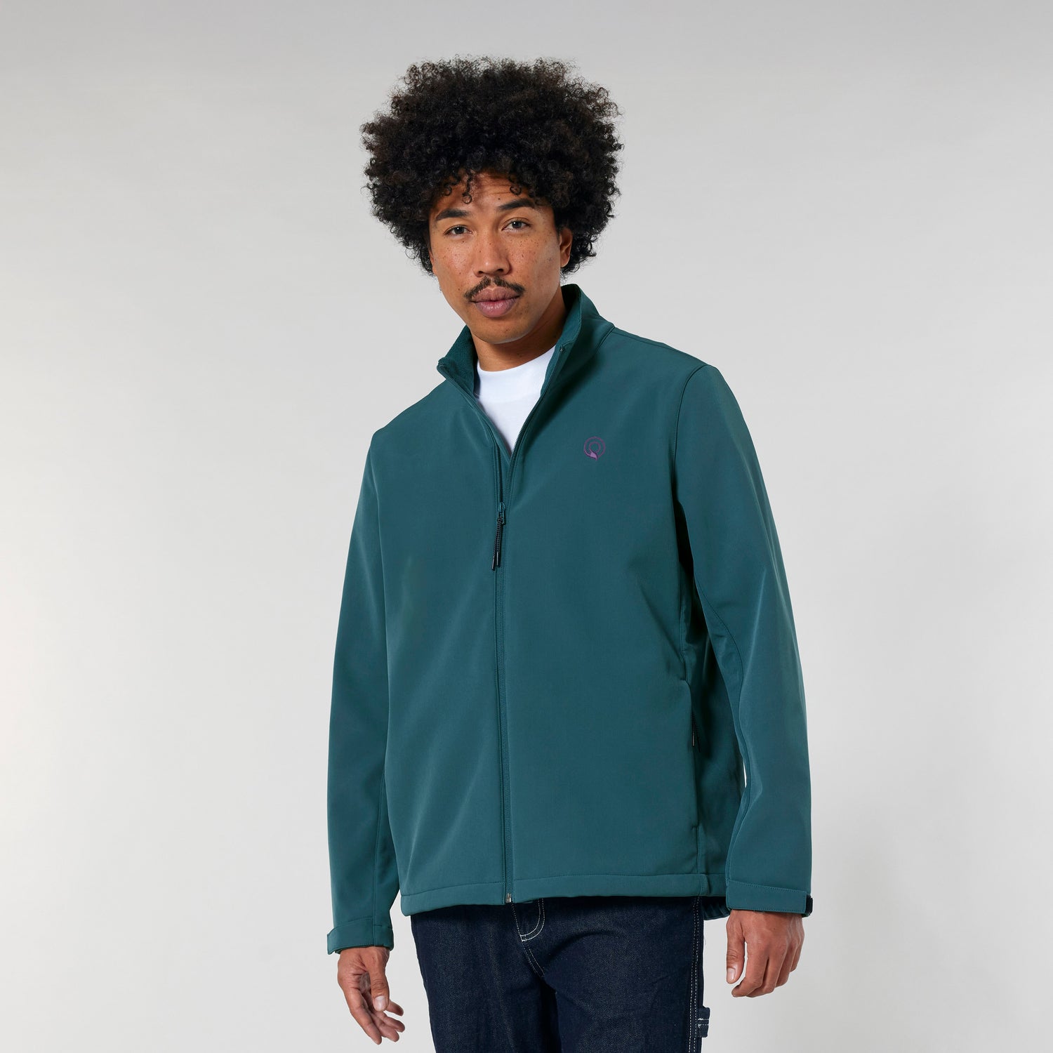 Ein Model trägt eine Herren Softshelljacke mit wasserabweisendem, winddichtem und atmungsaktivem Material, nachhaltig und vegan