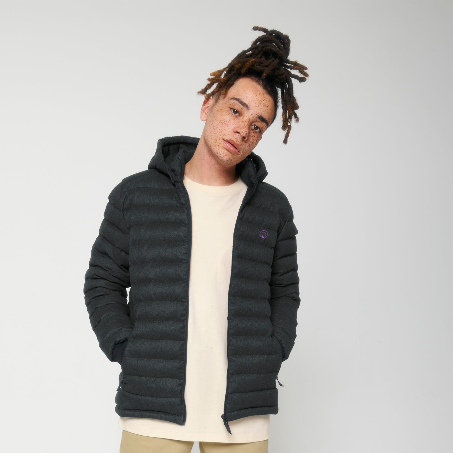 Model trägt eine NEW WORLD GUARDIANS EARTH vegan Herren Jacke aus 100 % recyceltem Polyester mit Woll-Optik, nachhaltige Winterjacke in 2 Farben