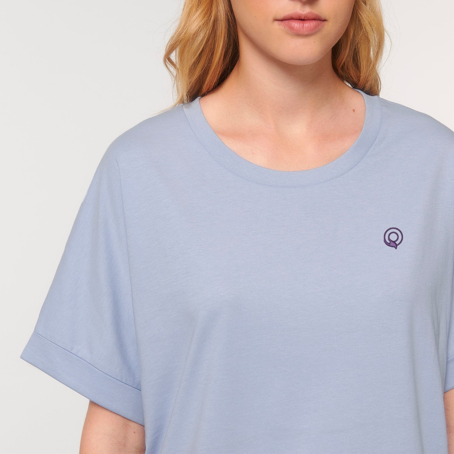 Close-Up of organic cotton relaxed fit blue women’s t-shirt with high-low rounded hem, sustainable style by NEW WORLD GUARDIANS