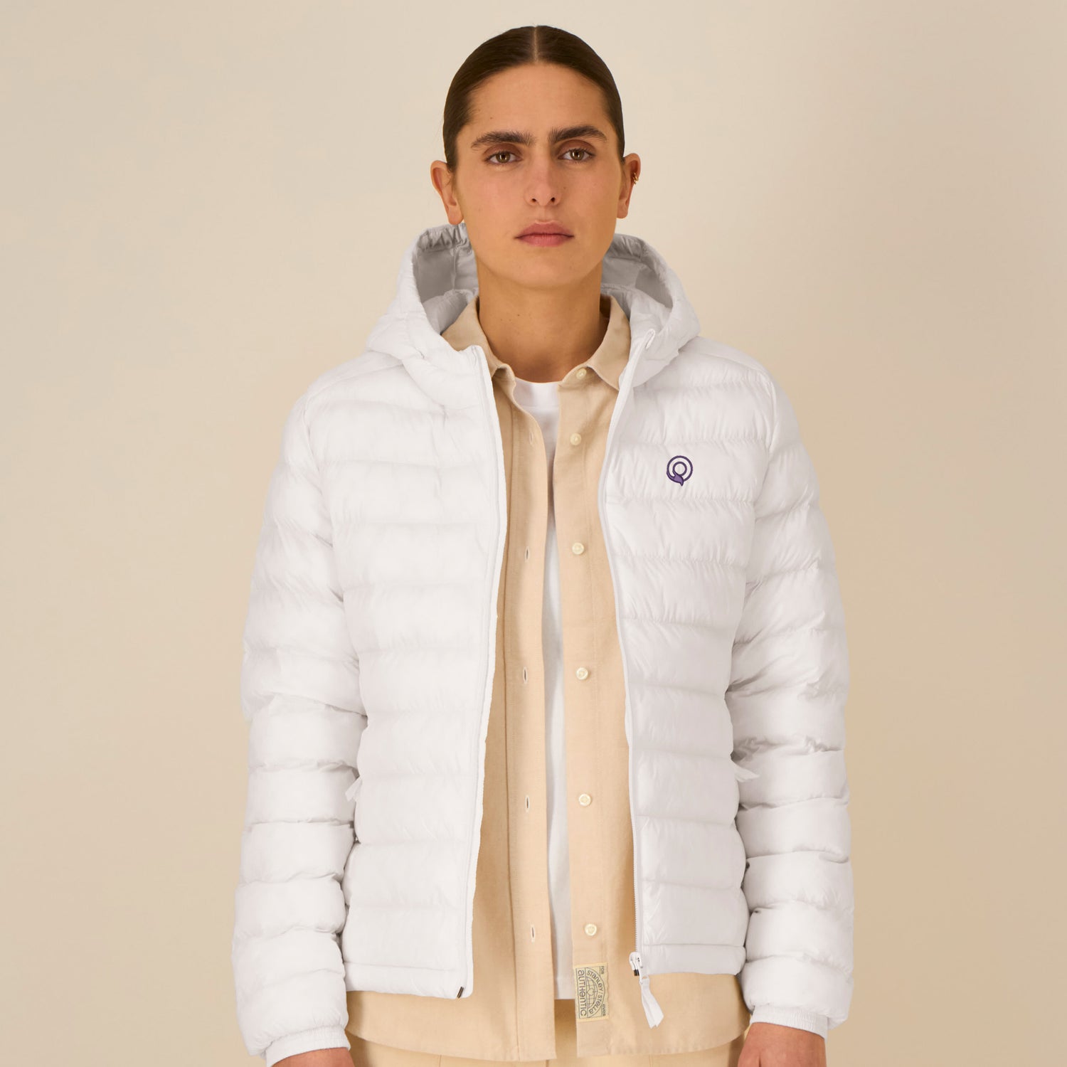 Frau trägt EARTH Steppjacke – Nachhaltige Damenjacke aus recyceltem Nylon