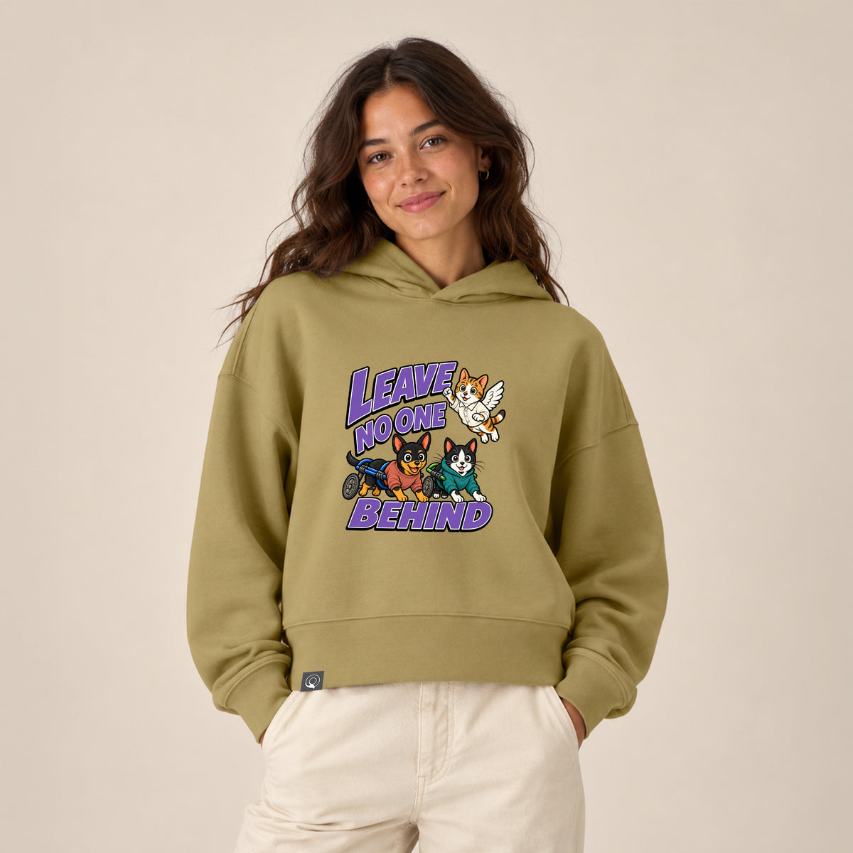 NEW WORLD GUARDIANS Leave No One Behind Unisex-Hoodie aus Bio-Baumwolle in Olivgrün – getragen in Vorderansicht